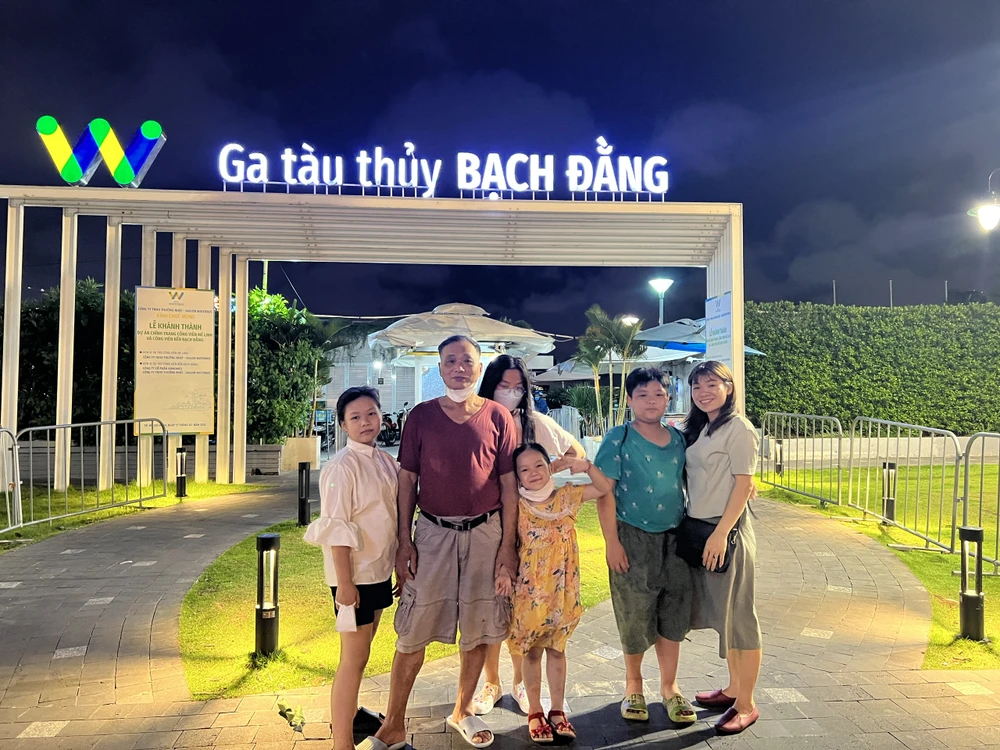 Nhiều người dân check-in trước Ga tàu thủy bến Bạch Đằng - buýt sông số 1. Ảnh: ĐÀO TRANG