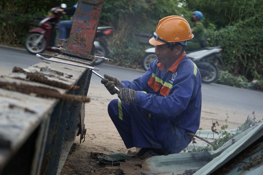 Ông Lương Minh Phúc - Giám đốc Ban Giao thông cho biết khó khăn lớn nhất của các dự án giao thông vẫn là vấn đề giải phóng mặt bằng. Theo đó, bên cạnh cầu Nam Lý, các dự án khác như cầu Tăng Long, cầu Ông Nhiêu nếu được bàn giao mặt bằng, chủ đầu tư sẽ hoàn thành trong khoảng 14 tháng kể từ ngày bàn giao. Ảnh: ĐÀO TRANG.