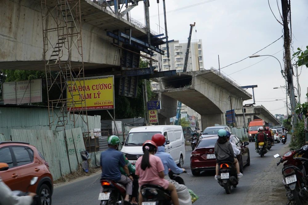 "Vì vậy, chủ đầu tư luôn động viên anh em công nhân nỗ lực cùng với Ban Giao thông để đưa dự án về đích đúng tiến độ" - ông Phúc cho biết. Ảnh: ĐÀO TRANG.