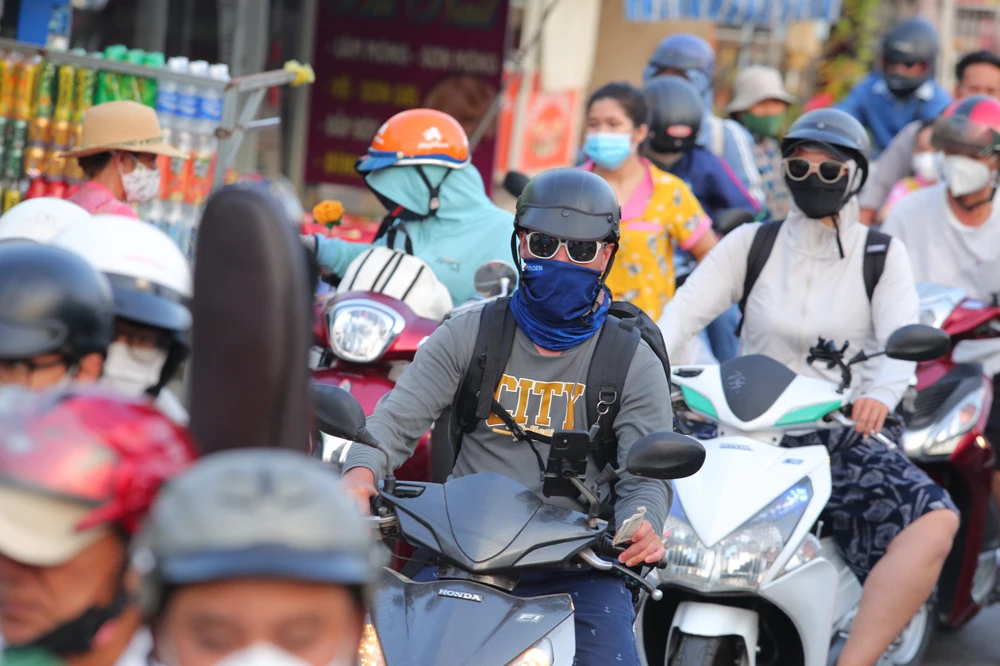 Do kỳ nghỉ lễ kéo dài nên lượng khách về TP.HCM cũng trải đều các ngày qua