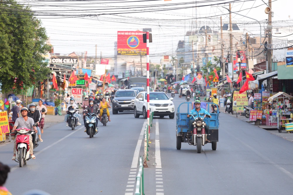 Giao thông phía ngoài đường dẫn vào phà Cát Lái rất thông thoáng.