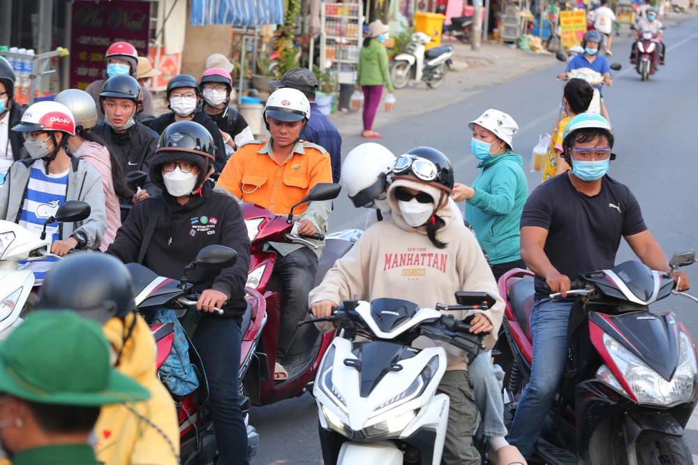 Trao đổi với PV, đại diện Bến xe Miền Đông cũ, quận Bình Thạnh cũng nhận định lượng khách về bến khá ít, không đông đúc và tập trung như mọi năm. Trong ngày 3-5, lượng khách về bến khoảng 8.000 - 9.000 khách.