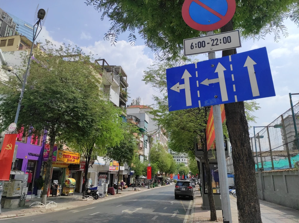 Các phương tiện dừng đỗ xe trên đường cấm - hình ảnh ghi nhận trên đường Lê Thánh Tôn. Ảnh: ĐÀO TRANG