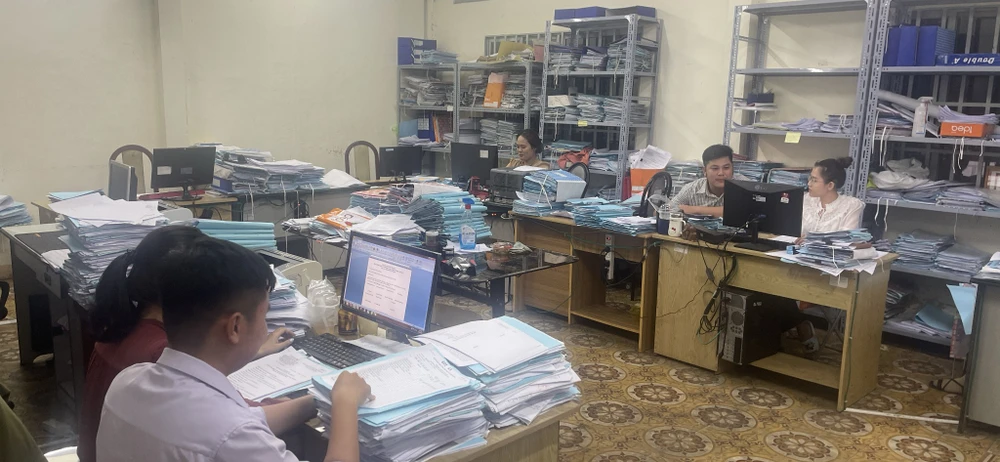 Gần 20 giờ, Ban Bồi thường Giải phóng mặt bằng huyện Hóc Môn vẫn tiến hành chi trả bồi thường cho người dân. Ảnh: CTV