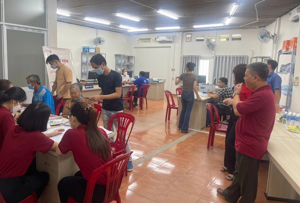 Người dân huyện Hóc Môn tới nhận tiền bồi thường GPMB dự án vành đai 3. Ảnh: CTV