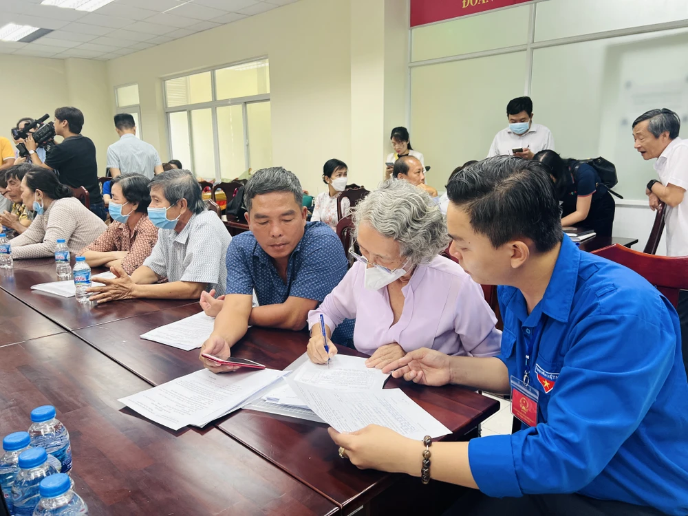 Ban Bồi thường giải phóng mặt bằng TP Thủ Đức hướng dẫn người dân làm thủ tục nhận tiền bồi thường. Ảnh: ĐÀO TRANG Ban Bồi thường giải phóng mặt bằng TP Thủ Đức hướng dẫn người dân làm thủ tục nhận tiền bồi thường. Ảnh: ĐÀO TRANG