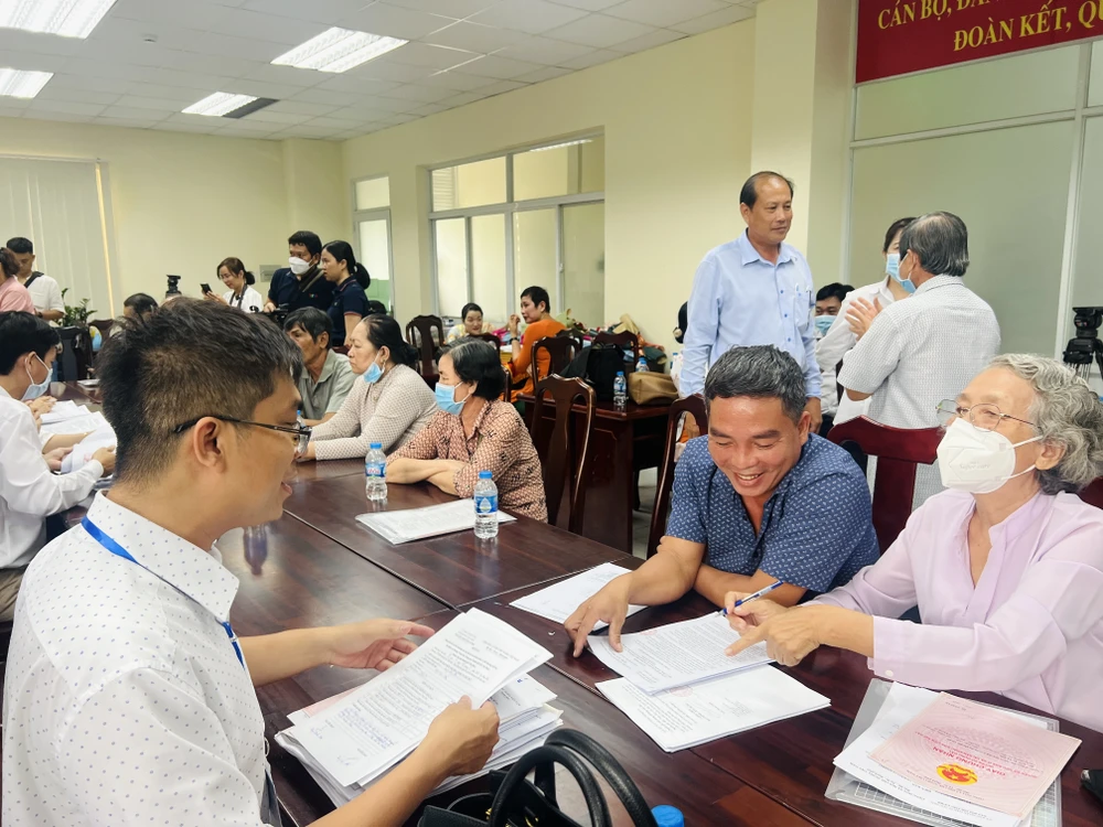 Người dân làm thủ tục nhận tiền bồi thường dự án vành đai 3. Ảnh: ĐÀO TRANG Người dân làm thủ tục nhận tiền bồi thường dự án vành đai 3. Ảnh: ĐÀO TRANG