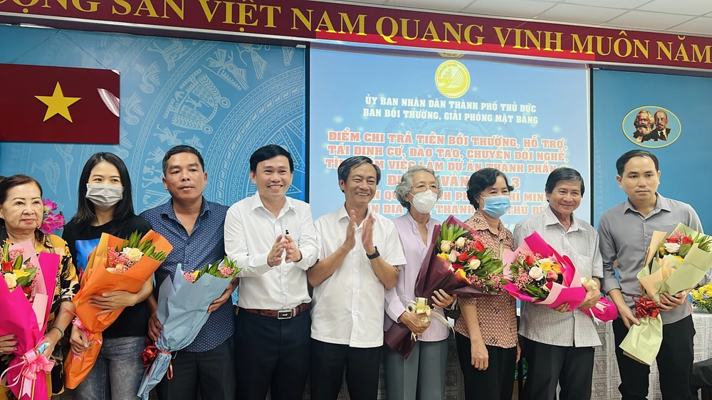 Ông Võ Trung Trực, Phó Giám đốc Sở TN&MT và ông Nguyễn Hữu Anh Tứ, Phó Chủ tịch UBND TP Thủ Đức trao hoa cho các tổ chức, cá nhân nhận tiền bồi thường dự án vành đai 3 sáng ngày 8-5. Ảnh: ĐÀO TRANG Ông Võ Trung Trực, Phó Giám đốc Sở TN&MT và ông Nguyễn Hữu Anh Tứ, Phó Chủ tịch UBND TP Thủ Đức trao hoa cho các tổ chức, cá nhân nhận tiền bồi thường dự án vành đai 3 sáng ngày 8-5. Ảnh: ĐÀO TRANG