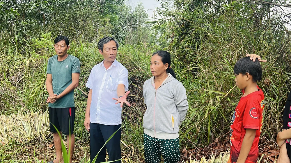 Ông Võ Trung Trực tiếp xúc với hộ dân đang thuê đất trên khu vực có tuyến vành đai 3 đi qua. Tại đây, người dân rất vui mừng khi được chia sẻ tâm tư, nguyện vọng về cây trồng, hoa màu trên đất.