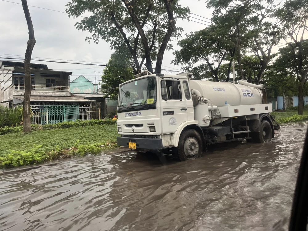 Người dân đi lại khó khăn trên đường Trần Văn Giàu. Ảnh: ĐÀO TRANG