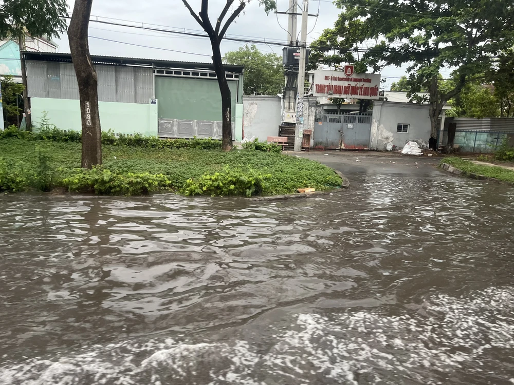 Nhiều đoạn ngập sâu. Ảnh: ĐÀO TRANG