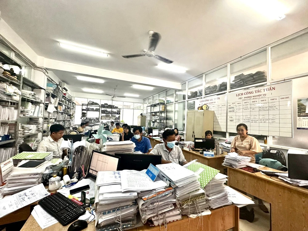 Huyện Bình Chánh cũng tiếp tục giải quyết hồ sơ, chi trả bồi thường cho người dân. Ảnh: CTV