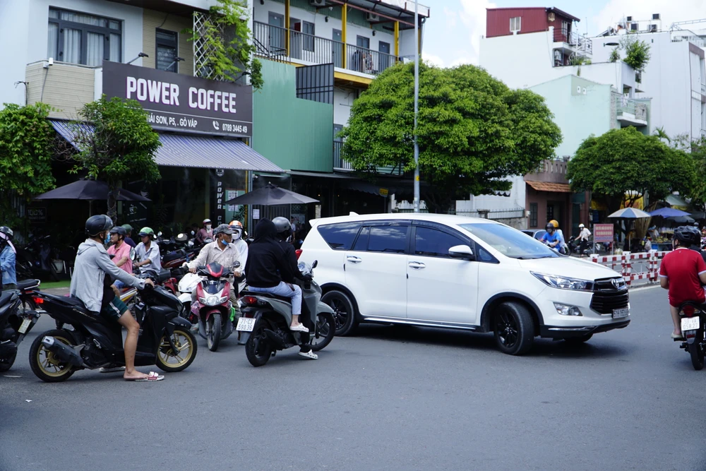 Tới phía đầu cầu An Phú Đông (quận 12), nhiều ô tô buộc phải quay đầu. Ảnh: ĐÀO TRANG