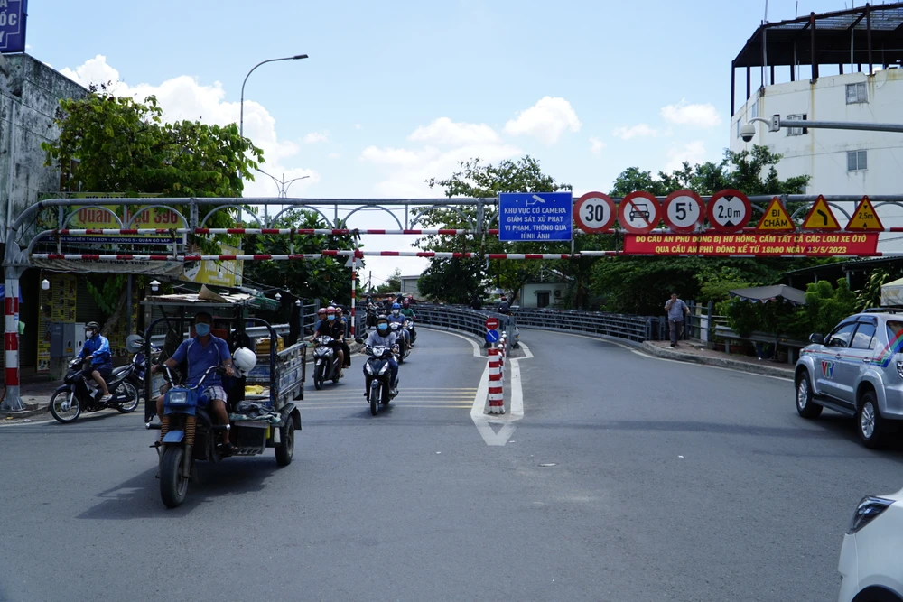 Cầu sắt An Phú Đông đang được sửa chữa. Ảnh: ĐT