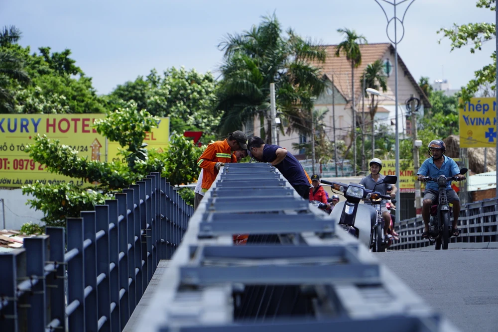 Dự kiến trong tuần tới sẽ có phương án sữa chữa cầu sắt An Phú Đông. Ảnh: ĐÀO TRANG