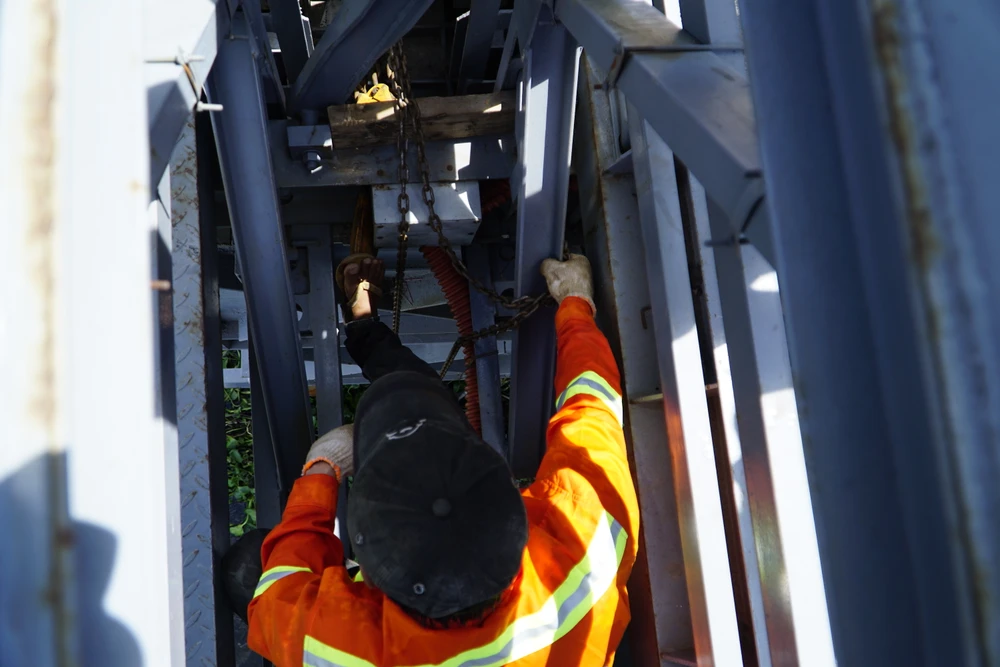 Công nhân đang khắc phục những sự cố nhỏ ở cầu sắt An Phú Đông. Ảnh: ĐÀO TRANG