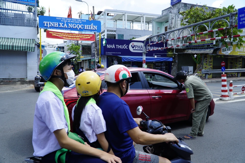Lực lượng chức năng giải thích, hỗ trợ phân luồng giao thông. Ảnh: ĐÀO TRANG