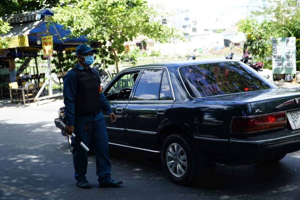 Nhiều tài xế không biết cầu sắt An Phú Đông bị cấm lưu thông. Ảnh: ĐÀO TRANG