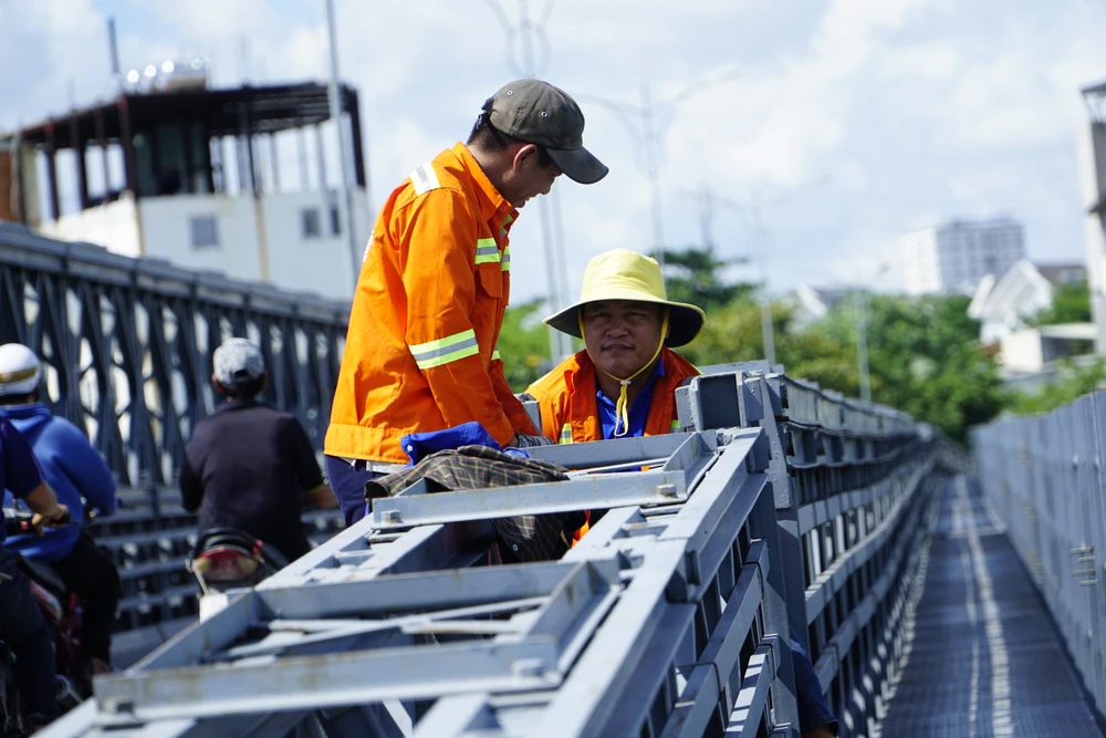 Sở GTVT TP yêu cầu Ban Giao thông báo cáo bằng văn bản về việc khắc phục lại phao báo hiệu, kế hoạch sửa chữa cầu sắt An Phú Đông. Ảnh: ĐT