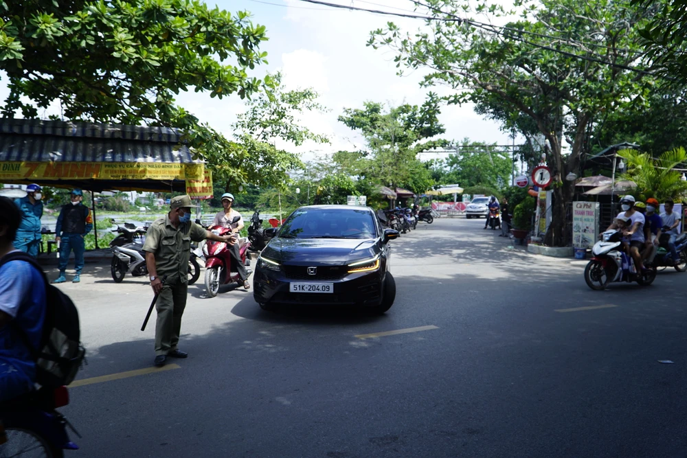 Người điều khiển ô tô bất ngờ khi bị cấm lưu thông qua cầu sắt An Phú Đông. Ảnh: ĐÀO TRANG