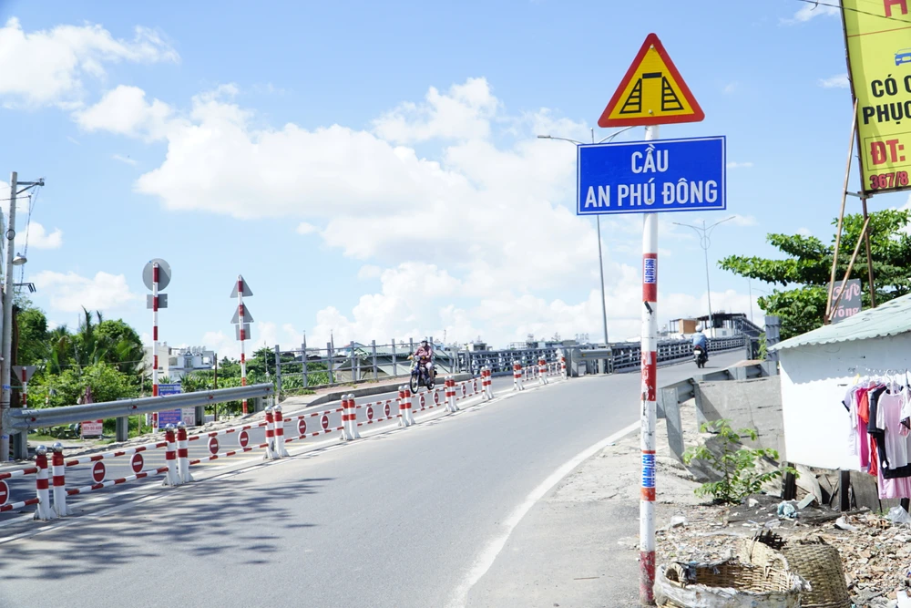 Cầu sắt An Phú Đông đã cấm các loại ô tô lưu thông từ 18 giờ ngày 13-5. Ảnh: ĐÀO TRANG