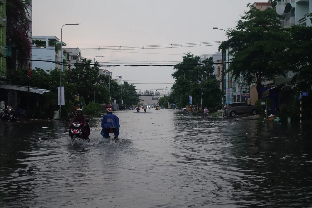 Người dân phải lựa chọn vào một số đường nhỏ để né ngập úng, tuy nhiên hầu hết các tuyến đường trong khu vực cũng bị ngập.