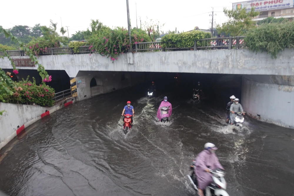 Theo ghi nhận của PV, cơn mưa nặng hạt vào chiều ngày 16-5 khiến nhiều tuyến đường ở cửa ngõ phía Tây TP bị ngập, trong đó hầm chui Tân Tạo, quận Bình Tân bị ngập sâu.