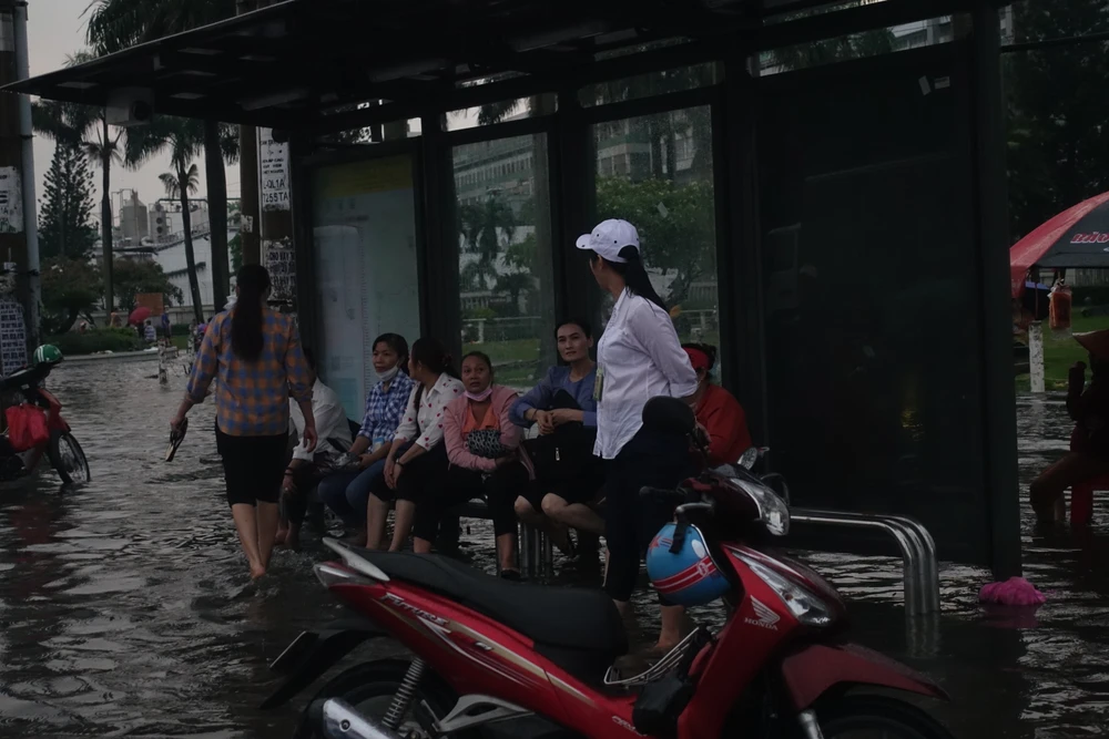 Bên cạnh hầm chui Tân Tạo, nhiều tuyến đường ở cửa ngõ phía tây TP cũng bị ngập sâu. Người dân phải bỏ giày dép để lội bộ qua những điểm ngập.