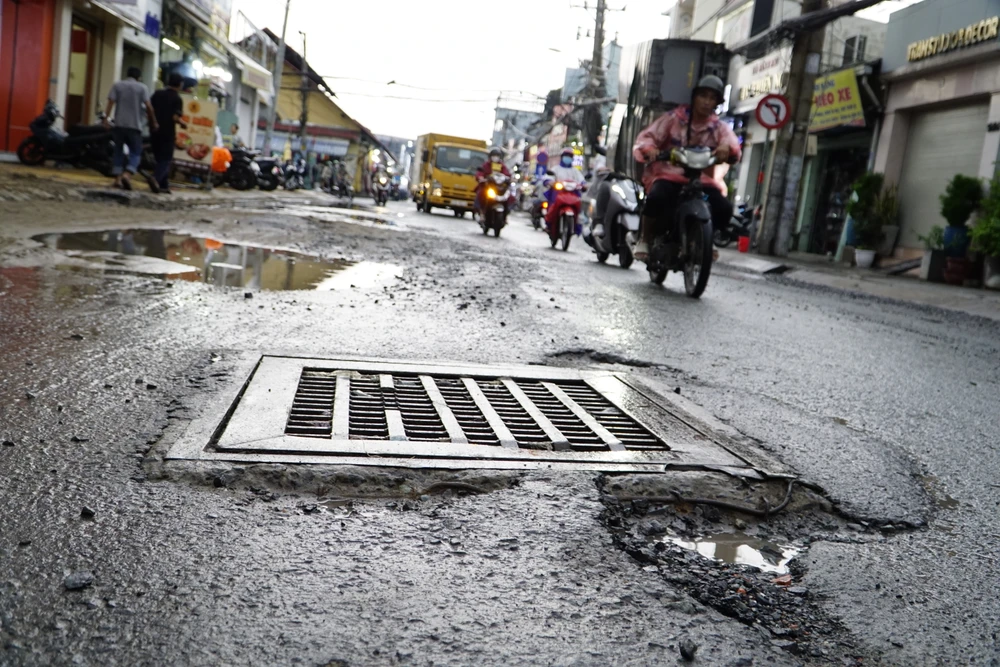 Chiều tối ngày 16-5, đường Kha Vạn Cân ngập sâu sau một cơn mưa lớn. Sau đó, trên tuyến đường này bắt đầu xuất hiện những đoạn bong tróc.