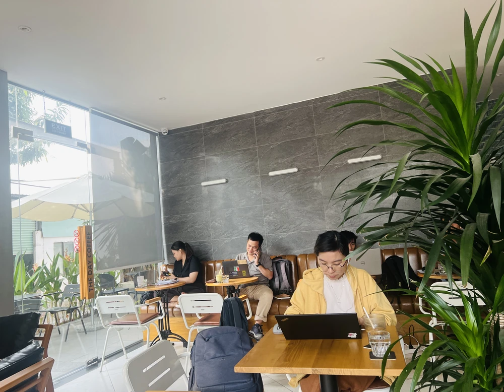 Nhiều người chọn các quán cà phê để làm việc, vừa mát lại tiết kiệm điện. Ảnh: ĐÀO TRANG