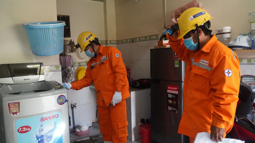 Sử dụng máy lạnh, máy giặt theo khung giờ để tiết kiệm điện. Ảnh: Nguyễn Tiến