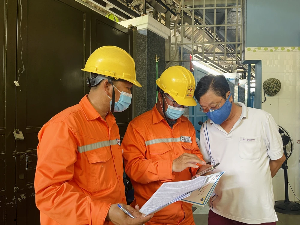 Điện lực TP.HCM hướng dẫn khách hàng cài app CSKH để theo dõi lượng điện tiêu thụ định kỳ. Ảnh: ĐÀO TRANG
