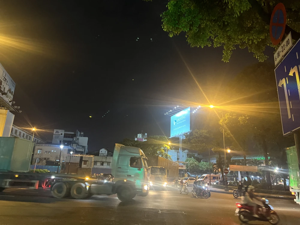 Một số biển quảng cáo tắt trễ hơn sau 22 giờ. Ảnh: ĐÀO TRANG