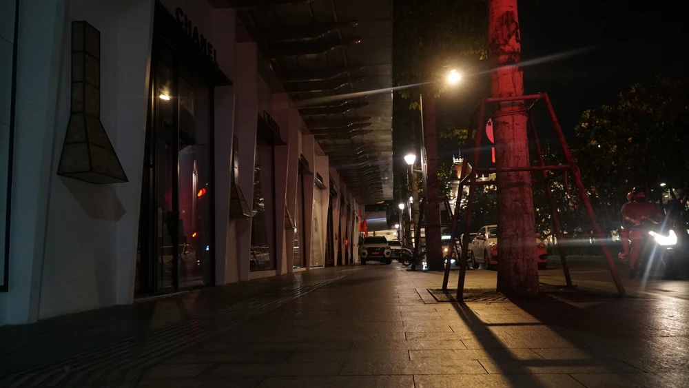 Trước khách sạn Rex cũng không còn rực rỡ, sáng đèn như trước. Ảnh: Nguyễn Tiến