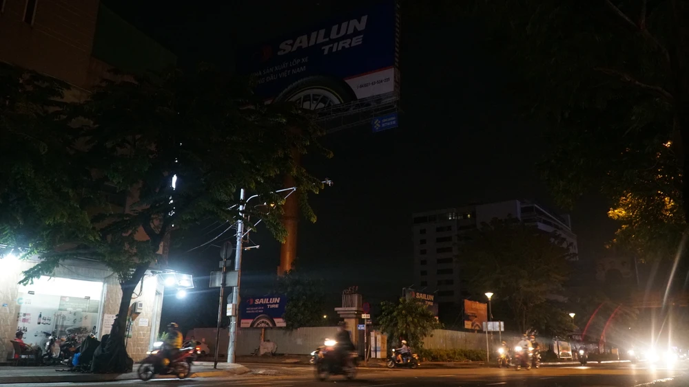 Theo Công ty Điện lực Sài Gòn việc chủ động cắt giảm những thiết bị không cần thiết, các trụ quảng cáo, trụ trang trí... đã tiết kiệm được khoảng 10%. Ảnh: Nguyễn Tiến