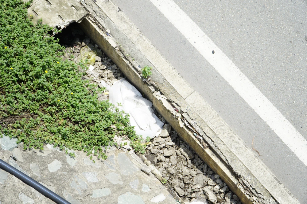 Nắp rãnh thoát nước trên đường Xa lộ Hà Nội, TP Thủ Đức mới bị mất gần đây. Ảnh: ĐÀO TRANG