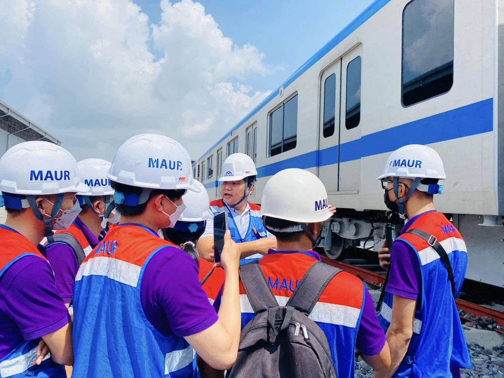 Các học viên đi thực địa tại Depot Long Bình. Ảnh: Công ty TNHH MTV Đường sắt đô thị số 1 Các học viên đi thực địa tại Depot Long Bình. Ảnh: Công ty TNHH MTV Đường sắt đô thị số 1