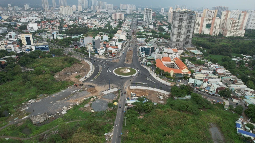 Ngã tư trước khi được xây dựng chỉ có bề rộng từ 7-10 m, đến nay vòng xoay mới có đường kính rộng tới 100 m. Ảnh: ĐT