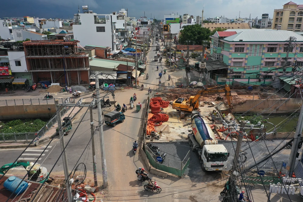 Đoạn cầu Kênh Nước Đen nối với đường Tân Kỳ Tân Quý cũng đang được rào chắn để triển khai thi công.