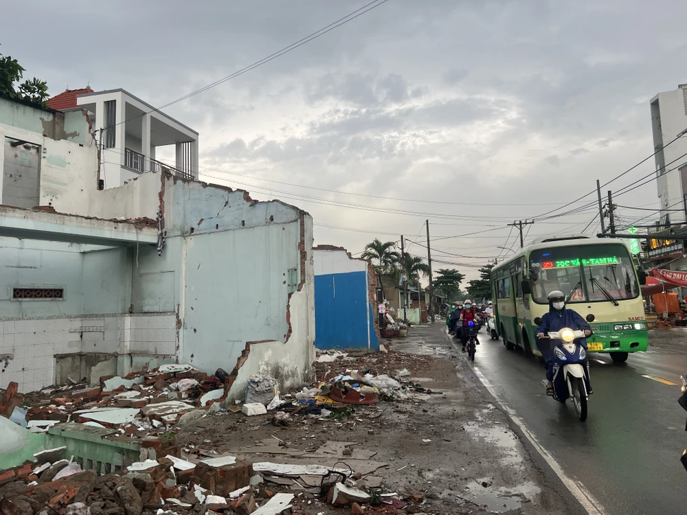 Dự án xây dựng cầu Nam Lý được tái khởi động vào tháng 4-2023. Hiện dự án đang tăng tốc đẩy nhanh tiến độ để về đích theo như kế hoạch vào giữa năm 2024. Theo ghi nhận của PV PLO, các hộ dân bắt đầu tháo dỡ nhà cửa, sửa chữa lại để bàn giao mặt bằng cho dự án.