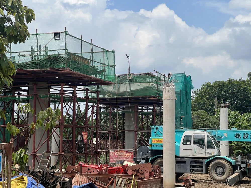 Những móng cọc, trụ cầu đang được dựng lên. Các công việc đang được chủ đầu tư đẩy nhanh tiến độ thi công. Những móng cọc, trụ cầu đang được dựng lên. Các công việc đang được chủ đầu tư đẩy nhanh tiến độ thi công.