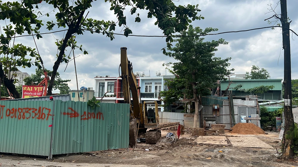 Tại phía đầu cầu cống đập Rạch Chiếc, Ban Giao thông đang chuẩn bị thi công đường tạm. Dự kiến cuối tháng 6 sẽ tiến hành phân luồng để thi công cống trên làn đường hiện hữu.