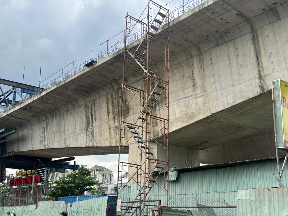 Công trường được rào chắn, hệ thống khung sắt phục vụ dự án cũng đã được dựng lên.