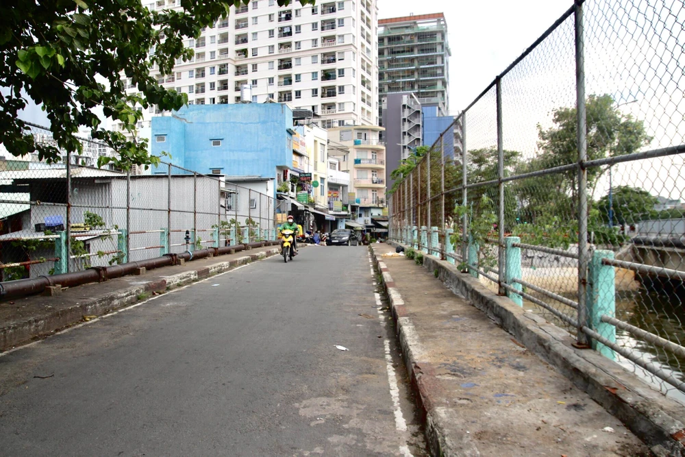 Cầu Dừa cũ, quận 4 vẫn đang được lưu thông. Ảnh: DL