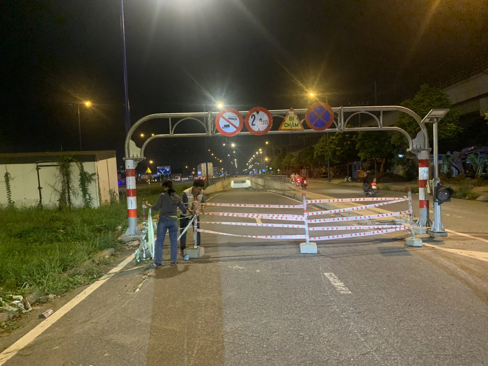 Nhà thầu rào chắn để phân luồng giao thông. Ảnh: Ban Giao thông