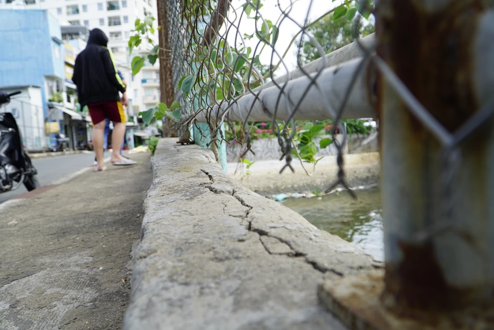 Cận cảnh các vết nứt trên cầu Dừa, quận 4, TP.HCM ảnh 2