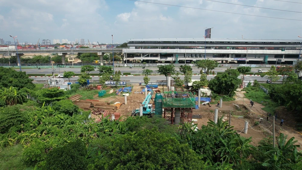 Hình ảnh cầu bộ hành ở Ga Long Phước, tiến độ thi công đang được đẩy nhanh từng ngày. Hình ảnh cầu bộ hành ở Ga Long Phước, tiến độ thi công đang được đẩy nhanh từng ngày.