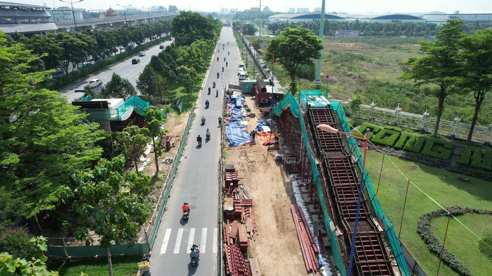 Ban Quản lý Đường sắt đô thị cho biết việc xây dựng cầu bộ hành đang được đẩy nhanh tiến độ. Dự kiến tất cả cầu bộ hành kết nối với tuyến metro số 1 sẽ được hoàn thành đồng bộ vào cuối năm 2023. Ban Quản lý Đường sắt đô thị cho biết việc xây dựng cầu bộ hành đang được đẩy nhanh tiến độ. Dự kiến tất cả cầu bộ hành kết nối với tuyến metro số 1 sẽ được hoàn thành đồng bộ vào cuối năm 2023.