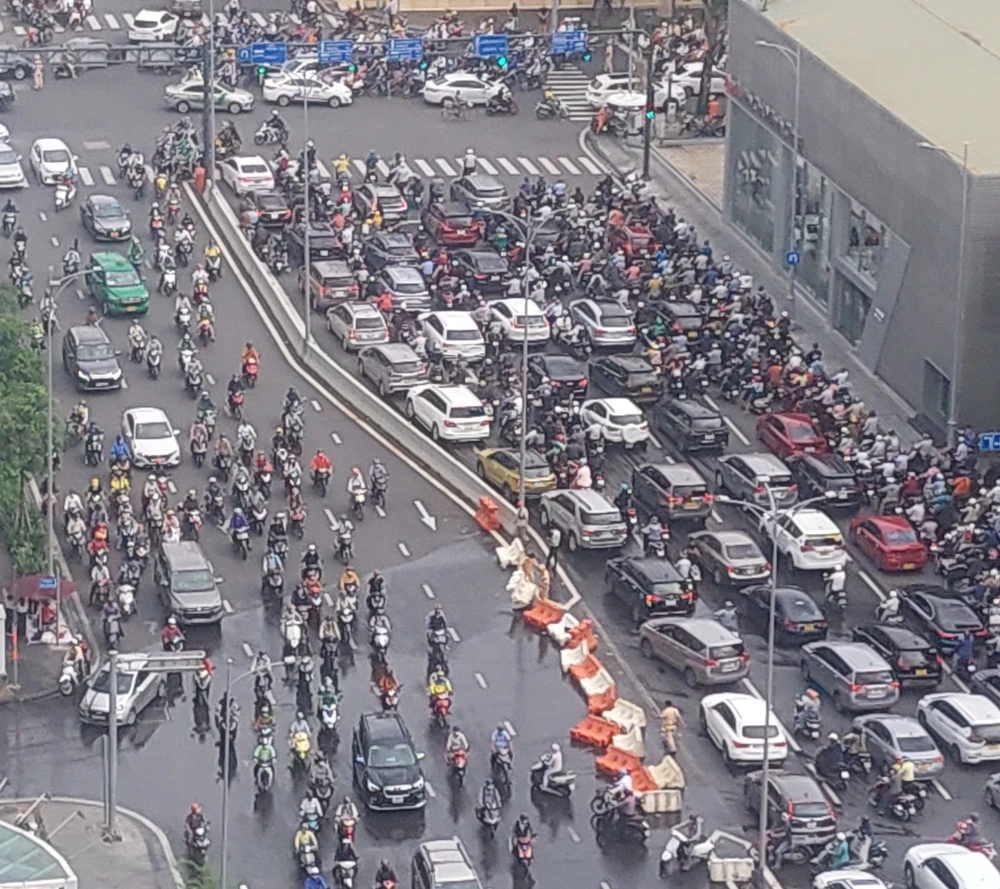 Hình ảnh ùn ứ khu vực đường Tôn Đức Thắng, cầu Thủ Thiêm 2 trước đó. Ảnh: Việt Anh