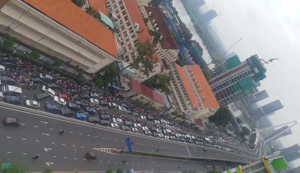 Lực lượng CSGT đã có mặt kịp thời để phân luồng giao thông.